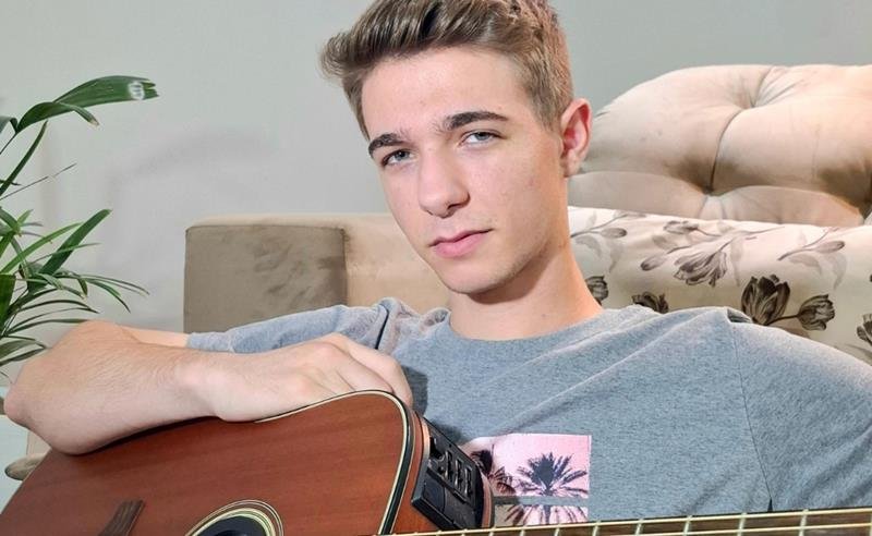 Cantor Daniel Bonetto prepara projeto audiovisual com dupla sertaneja famosa