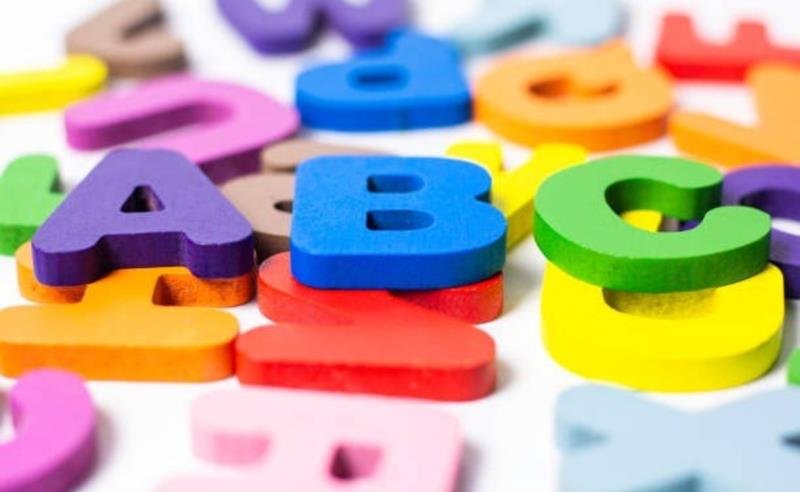 Alfabetização começa antes da escola: como o brincar e a fala preparam a criança para aprender a ler e escrever