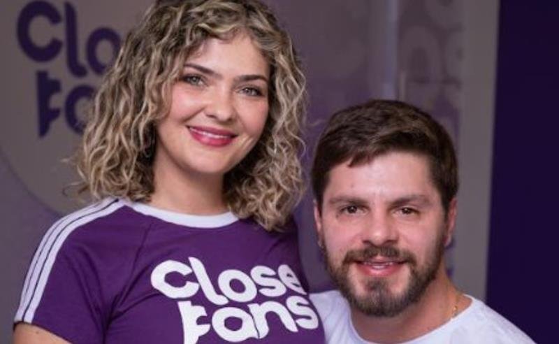 Casal bissexual é exposto em cidade pequena e transforma o escândalo em sucesso nacional