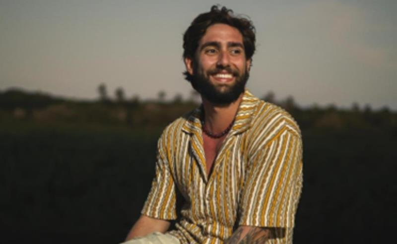 Pedro Perez surfa a “Maré Nova” na Praia do Ulé: o reggae capixaba encontra a WSL