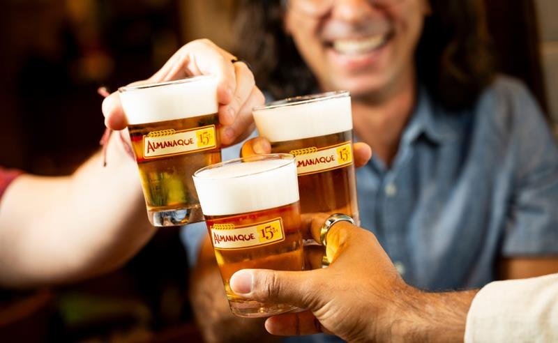Bares de BH distribuem chopp de graça para clientes com roupas de academia em ação de verão