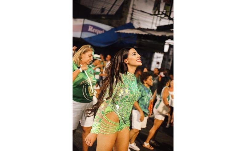 Ana Merhi esbanja carisma e simpatia em ensaio de rua do Império Serrano