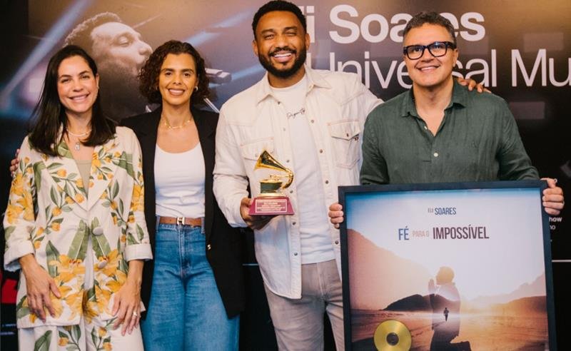 Eli Soares renova contrato com a Universal Music Christian Group