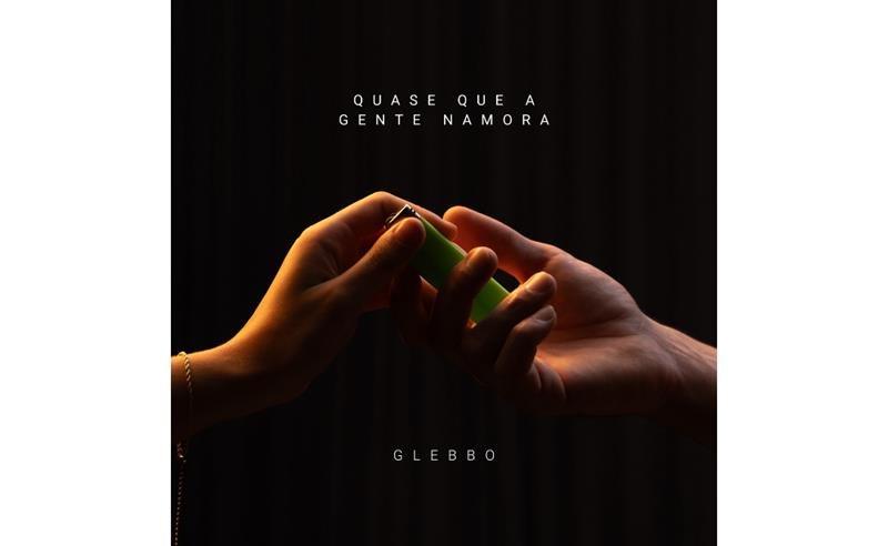 Cantor e compositor Glebbo transforma romances interrompidos em trilha sonora no EP “Quase que a gente namora”