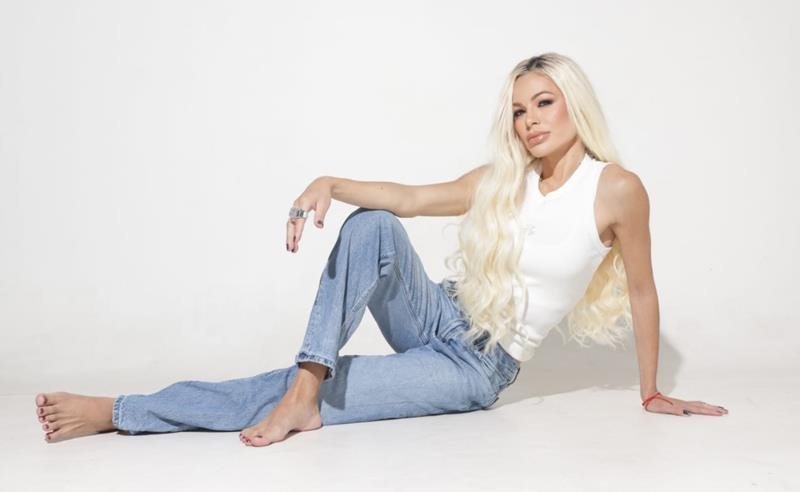 Fhabi Hanna é capa da Revista Adams e abre o coração sobre beleza real, maternidade e liberdade de escolhas