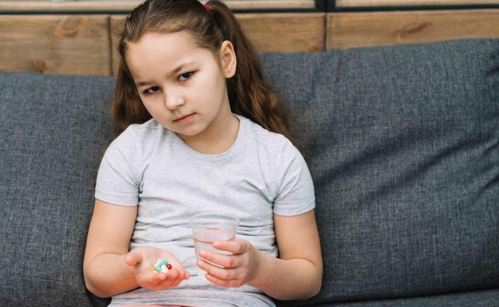 Férias escolares aumentam risco de intoxicação por medicamentos em crianças; pediatra alerta para erros mais comuns