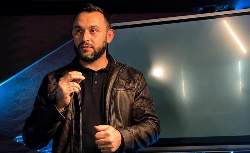 Empresário de Goiânia é reconhecido em evento nacional e recebe placa de faturamento de R$ 100 mil em Alphaville (SP)